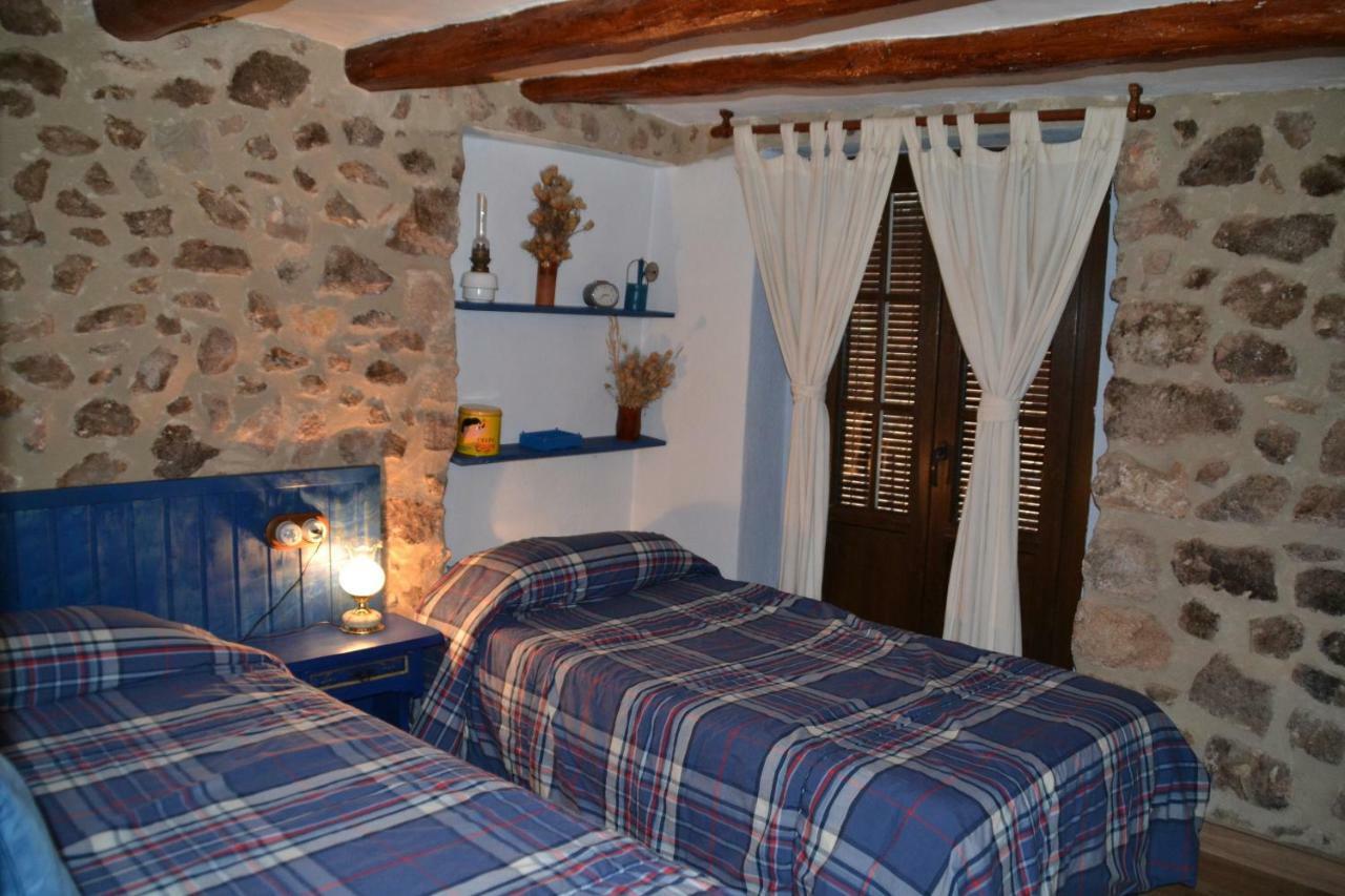 Can Font Guest House Siurana  Luaran gambar